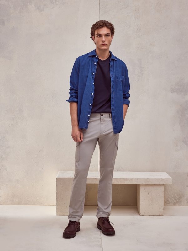 Pantalón sport de hombre con bolsillos de cargo - Piedra