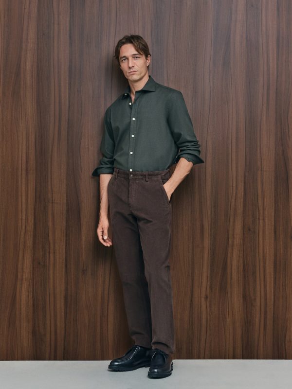 Pantalón pana regular fit tintado en prenda hombre - Marrón