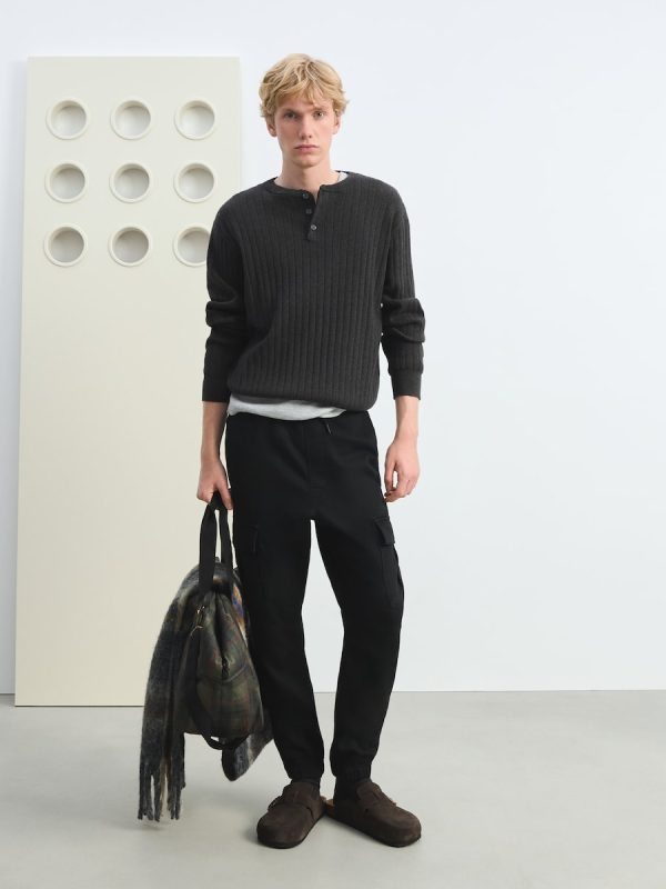 Pantalón de hombre tipo chino con goma en el bajo - Negro