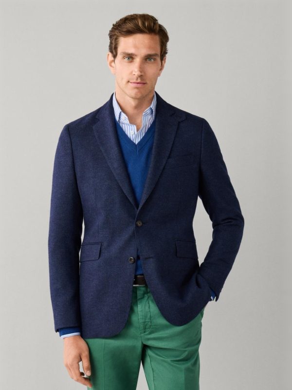 Americana de lana en espiga con solapa clásica de muesca, diseño semiforrado y cierre de dos botones tallas grandes. - Azul marino